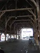La charpente de la halle.