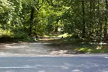 Accès à la halte par la route de la Girolle depuis la RD 116