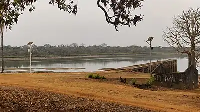 Photographie couleur d'un ponton vu depuis la terre.