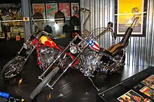 Deux motos dans une vitrine.