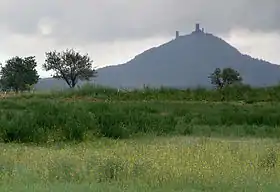 Vue des tours au sommet de Hazmburk.