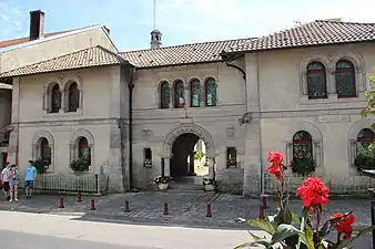 Façade de la mairie-école