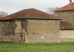 Bâtiment en pisé et galets.