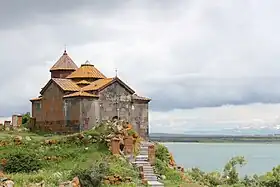 Le monastère de Hayravank, devant le lac Sevan.
