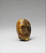 Figure en forme de tête humaine en ivoire (morse). Période estimée : entre 100 apr. J.-C. et 400 apr. J.-C..