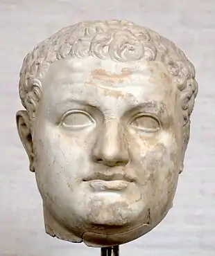 Tête d'un homme assez jeune et placide.