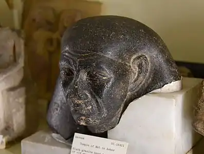 Le gouverneur du district de Thèbes (?) Montouemhat en homme âgé. XXVe dynastie. Granit noir. Musée Petrie