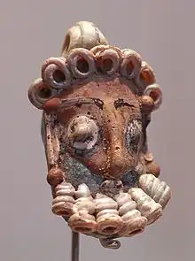 Tête d'homme barbu en pâte de verre au musée du Louvre (IVe – IIIe siècles av. J.-C.).