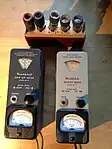 Deux dipmètres Heathkit avec (en haut) le jeu de bobines correspondant chacune à une plage de fréquences.