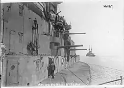 Le cuirassé français Henri IV dans les Dardanelles. (1915).