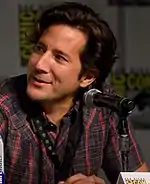Henry Ian Cusick interprète Stephen Finch.