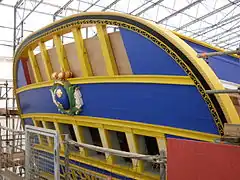 Le haut de la poupe, peinture et pose du blazon d'ornement.