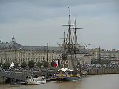 L'Hermione amarré au ponton d'honneur en 2014.