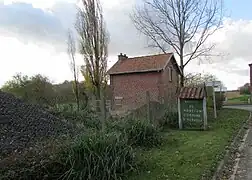 Vestiges de bâtiments annexes de la gare d'Hervilly.