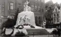 Monument temporaire consacré à Edith Cavell par Egide Rombaux, placé en 1918 à l'arrière de la Maison du Roi.