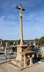 Le calvaire-autel du cimetière classé Monument Historique  en 1909.