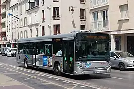 Heuliez GX327 5062 sur la ligne 15 à la gare d'Enghien-les-Bains.