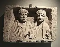Stèle funéraire du Moyen Euphrate. Région de Zeugma ou Hiérapolis, Turquie. Calcaire. IIe siècle EC.Musée des Beaux-Arts de Lyon.
