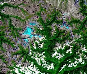 Vue satellite de Hkakabo Razi au centre, sur l'arête à l'est du champ de glace principal.