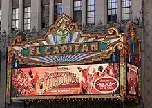 marquise du théâtre avec l'affiche du Chihuahua de Beverly Hills