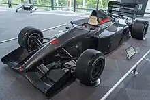 Photo en vue avant de la Honda RC101 noire