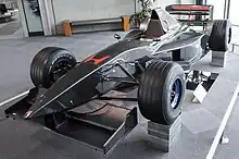 Photo en vue avant de la Honda RC101B noire