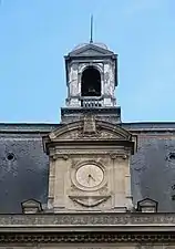 Horloge et clocheton.