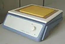 Plaque chauffante utilisée pour ramollir un matériau thermoplastique avant découpe.