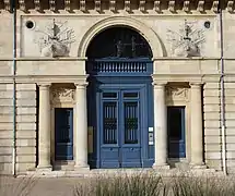 Entrée en serlienne de l'hôtel.