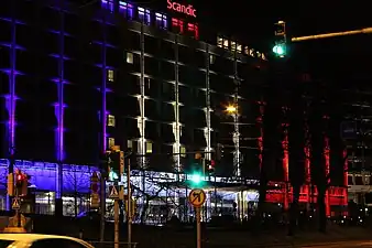 Illumination de l'hôtel à la suite des attentats terroristes de Paris du 13 novembre 2015.