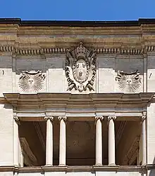 Détail de la façade de l'Hôtel de ville de Beaucaire.