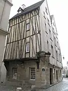 Maison à colombages au no 12.