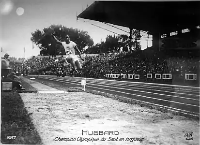DeHart Hubbard, vainqueur du saut en longueur aux Jeux olympiques de 1924 au stade de Colombes. Carte postale.