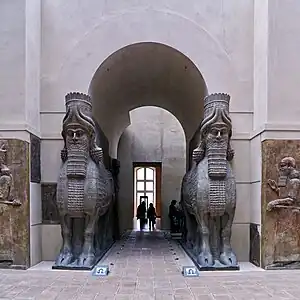 Couples de taureaux androcéphales ailés gardant la porte K du palais. Musée du Louvre.