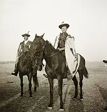 Photos noir et blanc de cavaliers en habits hongrois traditionnels
