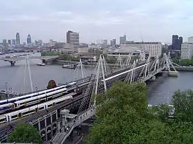 Hungerford Bridge et le Golden Jubilee Bridges, vu du Nord.