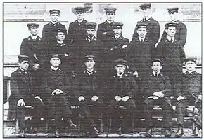 Promotion 1908-1911 de l'école normale d'Orléans en uniforme noir (voir « Hussard noir »).