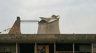 Toit du bâtiment avec la tour hyperbolique.