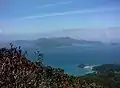 Depuis le sommet de l'île malaisienne de Langkawi (890 m), on voit dans la brume l'île vierge de Tarutao