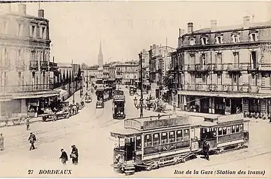 L'ancien tramway de Bordeaux, dans la rue de la GareDessin du parvis de la gare de la ville, avec un tramway composé de deux wagons en avant-plan.