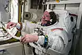 Pendant l'expédition 42, Barry Wilmore prépare sa combinaison pour sortir dans l'espace.