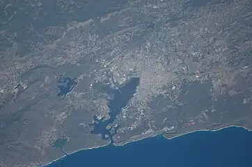 Santiago au fond de sa baie (es), réservoir Parada à l'ouest et baie de Cabañas