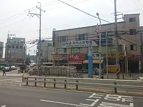Une bouche d'accès à la station, en 2016.