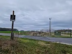 L'ancien EP de Varo Energy (ex Argos), vu depuis le PN 27, peu après la gare de Beaune-la-Rolande.