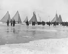 Bateaux sur glace dans la baie de Toronto, vers 1908.