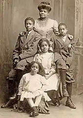 Photo familiale noir et blanc d'une famille noire composée d'une mère et de ses quatre enfants en 1909