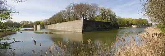 Les remparts, entourant encore une partie importante du centre-ville. Ils sont bordés de larges plans d'eau et abritent des jardins publics boisés.