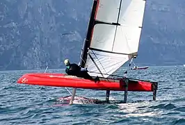 Skippeur en rappel sur un catamaran de sport.