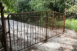 Portail et pont d'accès