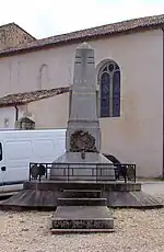 Le monument aux morts devant l'église (mars 2012)